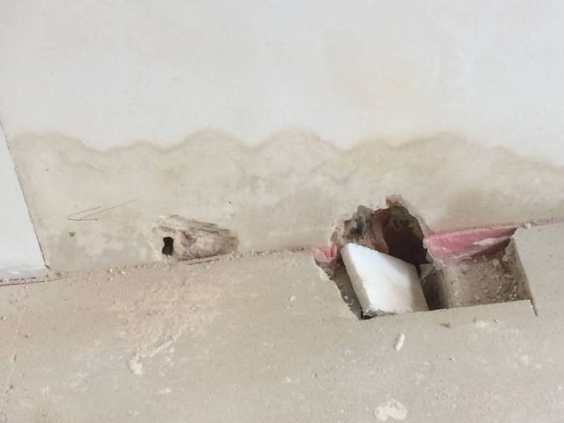 BAU.DE / BAU-Forum: 2. Bild zu Antwort "Feuchtigkeit im Sockel &ndash; Vermutung: Wassereintritt &uuml;ber Flachdach" auf die Frage "Feuchtigkeit im Neubau: Ursachen, Folgen & Sanierung von Sockelbereich?" im BAU-Forum "Modernisierung / Sanierung / Bausch&auml;den"