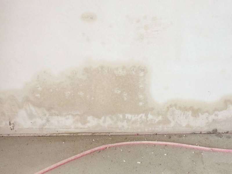 BAU.DE / BAU-Forum: 3. Bild zu Antwort "Feuchtigkeit im Sockel &ndash; Vermutung: Wassereintritt &uuml;ber Flachdach" auf die Frage "Feuchtigkeit im Neubau: Ursachen, Folgen & Sanierung von Sockelbereich?" im BAU-Forum "Modernisierung / Sanierung / Bausch&auml;den"