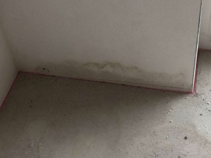 BAU.DE / BAU-Forum: 4. Bild zu Antwort "Feuchtigkeit im Sockel &ndash; Vermutung: Wassereintritt &uuml;ber Flachdach" auf die Frage "Feuchtigkeit im Neubau: Ursachen, Folgen & Sanierung von Sockelbereich?" im BAU-Forum "Modernisierung / Sanierung / Bausch&auml;den"