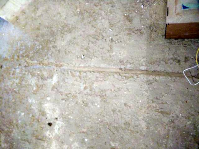 BAU.DE / BAU-Forum: 1. Bild zu Antwort "Betonboden: Zus&auml;tzliche Bilder der Fehlstellen im Detail" auf die Frage "Betonbodenplatte Risse/Fugen: Ursachen, Sanierung & Risiken bei Altbau?" im BAU-Forum "Modernisierung / Sanierung / Bausch&auml;den"