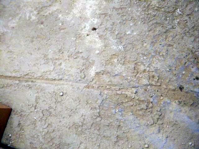 BAU.DE / BAU-Forum: 2. Bild zu Antwort "Betonboden: Zus&auml;tzliche Bilder der Fehlstellen im Detail" auf die Frage "Betonbodenplatte Risse/Fugen: Ursachen, Sanierung & Risiken bei Altbau?" im BAU-Forum "Modernisierung / Sanierung / Bausch&auml;den"