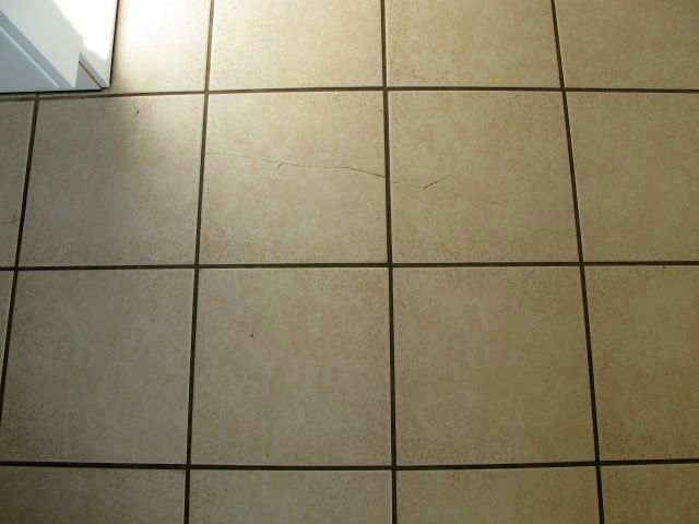 BAU.DE / BAU-Forum: 1. Bild zu Frage "Estrich Risse im Altbau (1995): Ursachen, Sanierung & Statik-Risiko?" im BAU-Forum "Modernisierung / Sanierung / Bausch&auml;den"