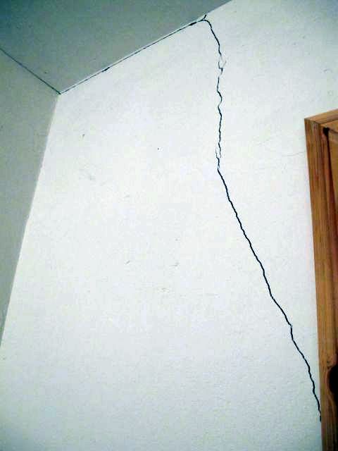 BAU.DE / BAU-Forum: 5. Bild zu Frage "Estrich Risse im Altbau (1995): Ursachen, Sanierung & Statik-Risiko?" im BAU-Forum "Modernisierung / Sanierung / Bausch&auml;den"