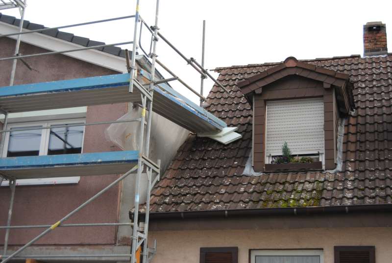 BAU.DE / BAU-Forum: 1. Bild zu Antwort "Neubau-Abstand: Foto zeigt Problem bei Doppelhaush&auml;lfte" auf die Frage "Doppelhaush&auml;lfte Abriss & Neubau: Was tun bei Sch&auml;den an Giebelwand, Statik & Isolierung?" im BAU-Forum "Modernisierung / Sanierung / Bausch&auml;den"