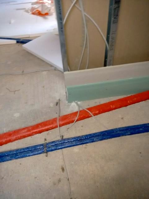 BAU.DE / BAU-Forum: 2. Bild zu Frage "Betondecke schlitzen für Abwasserleitung: Gefälle, Statik & Risiken?" im BAU-Forum "Modernisierung / Sanierung / Bauschäden" BAU.DE / BAU-Forum: 2. Bild zu Frage "Betondecke schlitzen für Abwasserleitung: Gefälle, Statik & Risiken?" im BAU-Forum "Modernisierung / Sanierung / Bauschäden"