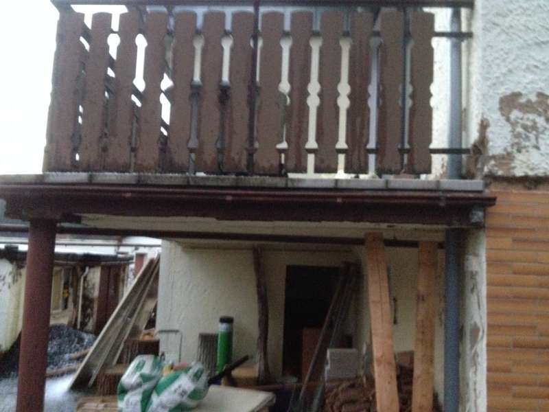 BAU.DE / BAU-Forum: 1. Bild zu Antwort "Balkon oder Terrasse? Klare Definition des Bauelements" auf die Frage "Feuchtigkeit im Mauerwerk durch Balkonanschluss: Ursachen, Sanierung & Kosten?" im BAU-Forum "Modernisierung / Sanierung / Bausch&auml;den"