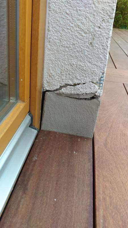 BAU.DE / BAU-Forum: 2. Bild zu Frage "Sockel löst sich vom Mauerwerk: Ursachen, Risiken & Sanierungskosten?" im BAU-Forum "Modernisierung / Sanierung / Bauschäden" BAU.DE / BAU-Forum: 2. Bild zu Frage "Sockel löst sich vom Mauerwerk: Ursachen, Risiken & Sanierungskosten?" im BAU-Forum "Modernisierung / Sanierung / Bauschäden"