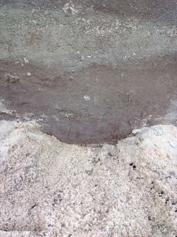 BAU.DE / BAU-Forum: 2. Bild zu Frage "Geb&auml;udesockel streichen im Erdreich: Abdichtung, Farbe & Schutz vor Feuchtigkeit?" im BAU-Forum "Modernisierung / Sanierung / Bausch&auml;den"