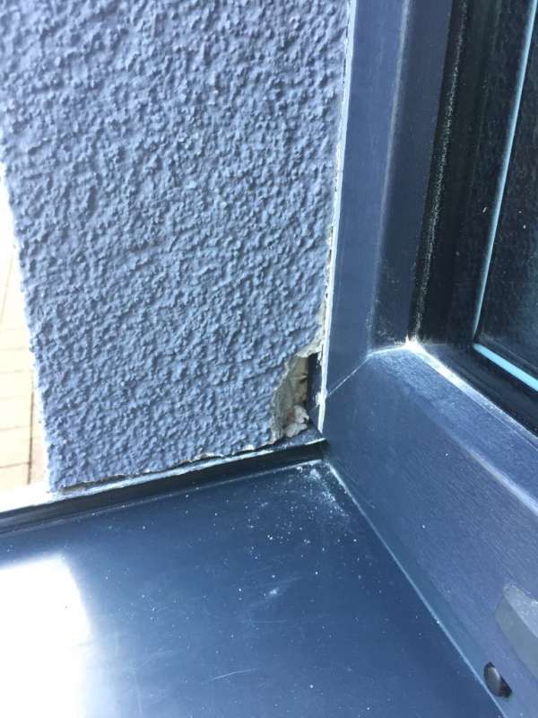 BAU.DE / BAU-Forum: 5. Bild zu Frage "Putzrisse am Fensteranschluss: Ursachen, Reparatur & Abdichtung vom Fachbetrieb?" im BAU-Forum "Modernisierung / Sanierung / Bausch&auml;den"