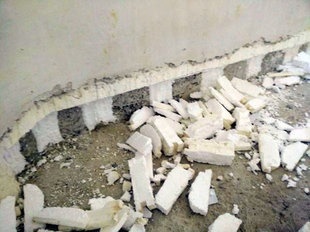 BAU.DE / BAU-Forum: 3. Bild zu Antwort "Styroporstege verschlie&szlig;en: Auswirkungen und Dichtschl&auml;mme-Haftung" auf die Frage "Au&szlig;enwand freigraben beim Isorast-Haus: Maximale Grabungstiefe ohne Grundbruch?" im BAU-Forum "Modernisierung / Sanierung / Bausch&auml;den"