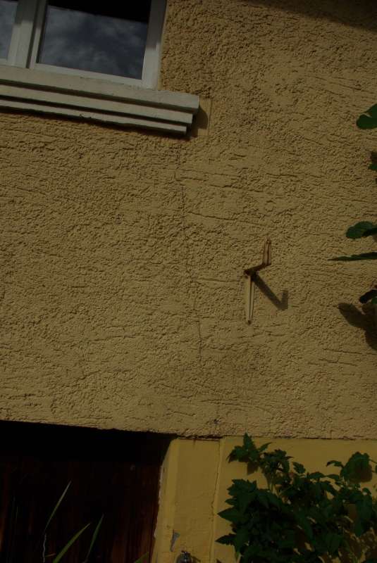 BAU.DE / BAU-Forum: 1. Bild zu Frage "Riss in Mauer: Ursachen erkennen, Sanierungsm&ouml;glichkeiten & Kosten&uuml;berblick" im BAU-Forum "Modernisierung / Sanierung / Bausch&auml;den"