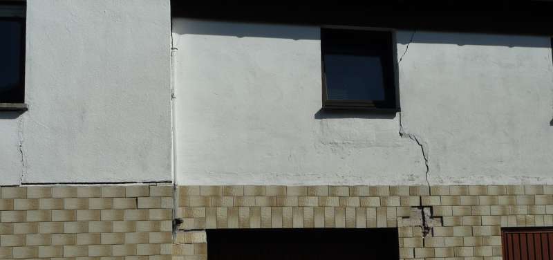 BAU.DE / BAU-Forum: 3. Bild zu Frage "Setzrisse im Haus: Ursachen, Gefahren & Sanierungskosten f&uuml;r tragende W&auml;nde?" im BAU-Forum "Modernisierung / Sanierung / Bausch&auml;den"