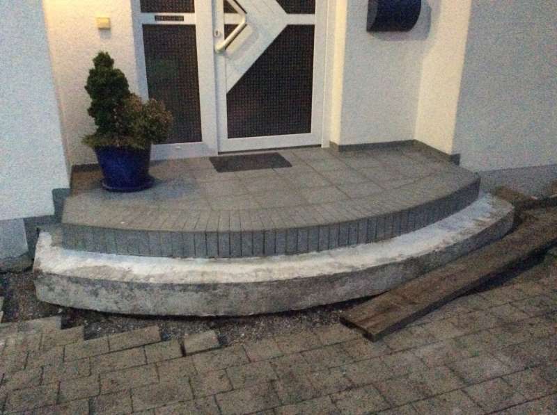 BAU.DE / BAU-Forum: 1. Bild zu Frage "Frostschaden Treppe: Belag-Alternativen zu Fliesen? Steinteppich, Beton, Granit &ndash; Vor- & Nachteile" im BAU-Forum "Modernisierung / Sanierung / Bausch&auml;den"
