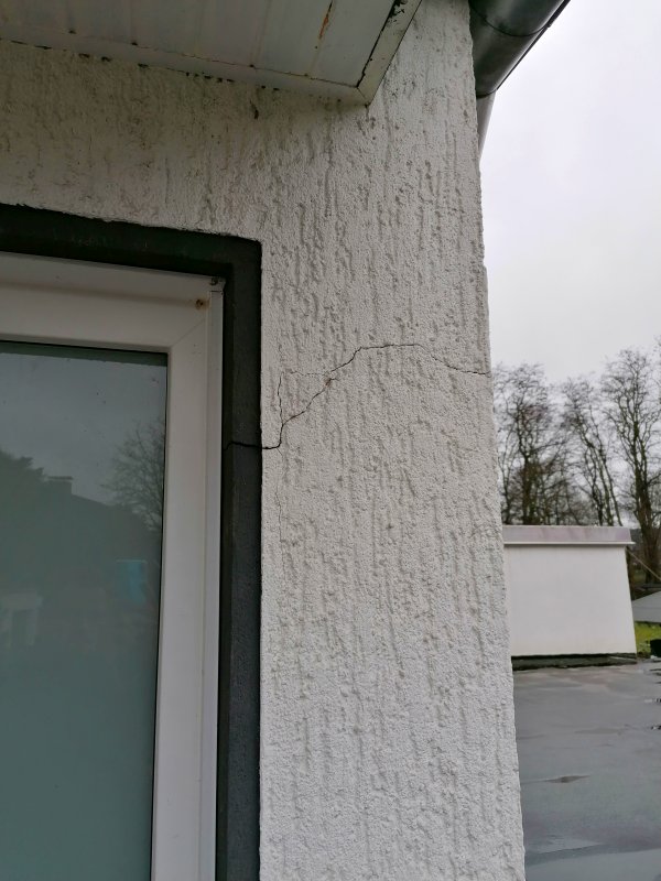 BAU.DE / BAU-Forum: 1. Bild zu Antwort "Mauerwerk-Risse: Fotos von Innen- und Au&szlig;enseite" auf die Frage "Horizontale Risse im Mauerwerk: Ursachen, Sanierung mit Spiralankern & Risiken?" im BAU-Forum "Modernisierung / Sanierung / Bausch&auml;den"