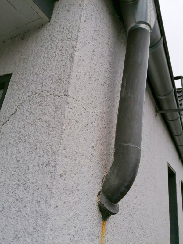 BAU.DE / BAU-Forum: 2. Bild zu Antwort "Mauerwerk-Risse: Fotos von Innen- und Au&szlig;enseite" auf die Frage "Horizontale Risse im Mauerwerk: Ursachen, Sanierung mit Spiralankern & Risiken?" im BAU-Forum "Modernisierung / Sanierung / Bausch&auml;den"