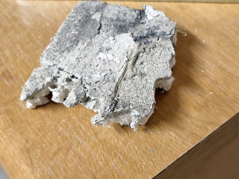 BAU.DE / BAU-Forum: 2. Bild zu Frage "Asbest erkennen: Bildanalyse, typische Materialien & Risiken im Altbau der 60er" im BAU-Forum "Modernisierung / Sanierung / Bausch&auml;den"