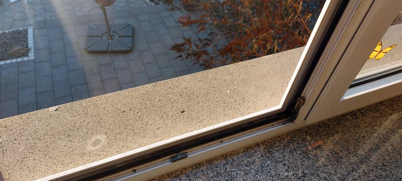 BAU.DE / BAU-Forum: 2. Bild zu Frage "Risse unter Fensterb&auml;nken: Ursachen, Reparatur & Abdichtung gegen Feuchtigkeit?" im BAU-Forum "Modernisierung / Sanierung / Bausch&auml;den"