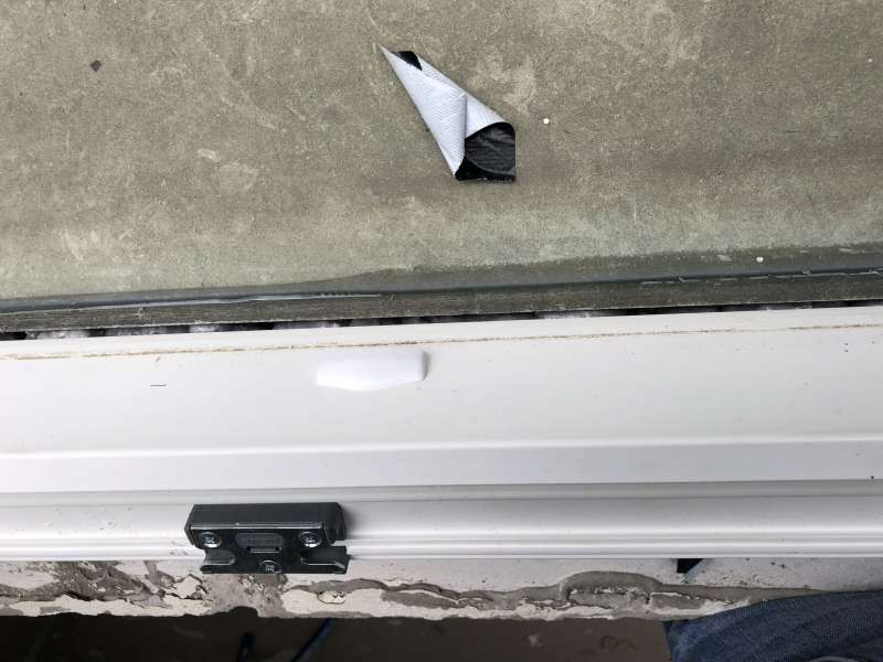 BAU.DE / BAU-Forum: 1. Bild zu Antwort "Pfusch am Bau: Fensterbauer-Fehler an Au&szlig;enfensterbank entdeckt!" auf die Frage "Feuchte Wand hinter Heizung: Ursachen, Schimmelbildung & Sanierung im Altbau?" im BAU-Forum "Modernisierung / Sanierung / Bausch&auml;den"