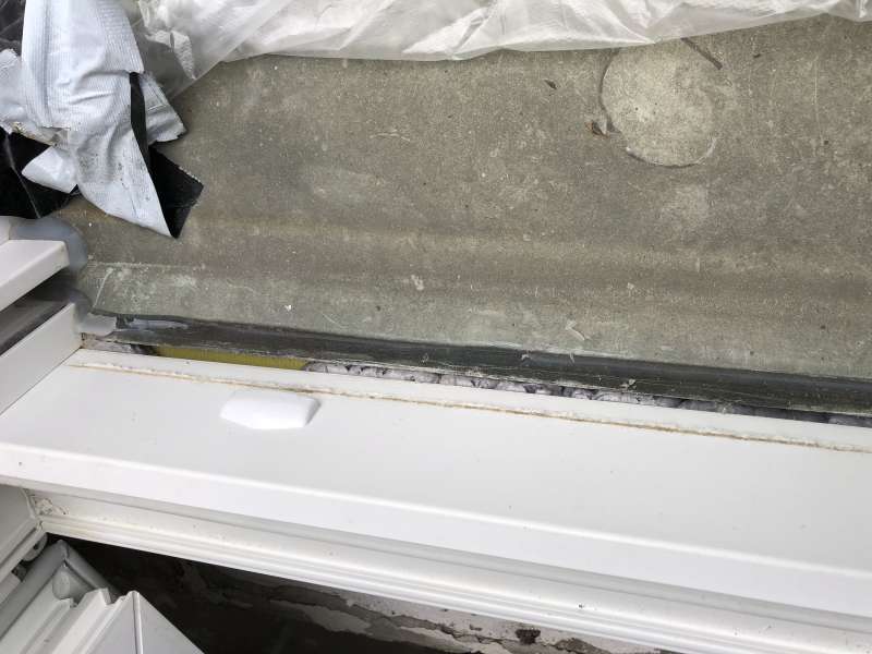 BAU.DE / BAU-Forum: 2. Bild zu Antwort "Pfusch am Bau: Fensterbauer-Fehler an Au&szlig;enfensterbank entdeckt!" auf die Frage "Feuchte Wand hinter Heizung: Ursachen, Schimmelbildung & Sanierung im Altbau?" im BAU-Forum "Modernisierung / Sanierung / Bausch&auml;den"