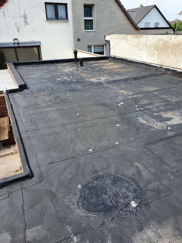 BAU.DE / BAU-Forum: 1. Bild zu Frage "Flachdachsanierung mit Bitumen: Kosten, Ablauf & Gef&auml;lled&auml;mmung beim Bungalow?" im BAU-Forum "Modernisierung / Sanierung / Bausch&auml;den"