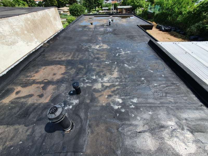 BAU.DE / BAU-Forum: 2. Bild zu Frage "Flachdachsanierung mit Bitumen: Kosten, Ablauf & Gef&auml;lled&auml;mmung beim Bungalow?" im BAU-Forum "Modernisierung / Sanierung / Bausch&auml;den"