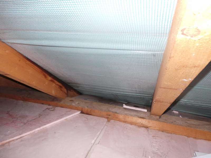 BAU.DE / BAU-Forum: 1. Bild zu Antwort "Feuchtigkeit im Dach: Details zu Aufbau, D&auml;mmung & Ursachen" auf die Frage "Feuchtigkeit im Dachboden: Ursachen, Sanierung der Dampfbremse & Kosten?" im BAU-Forum "Modernisierung / Sanierung / Bausch&auml;den"