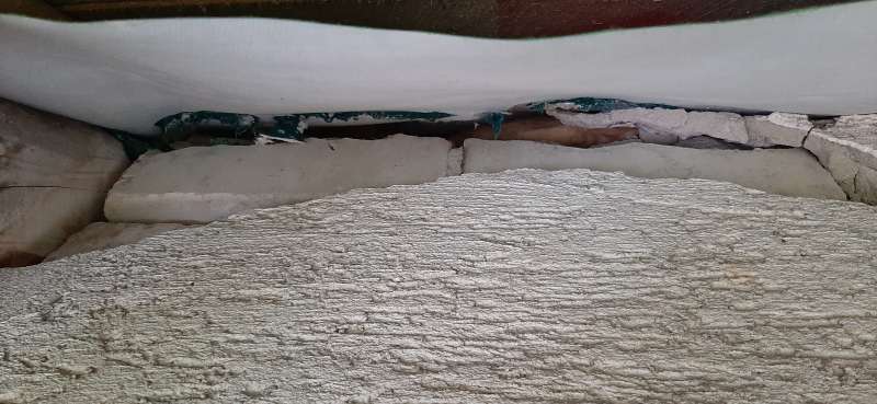 BAU.DE / BAU-Forum: 1. Bild zu Antwort "Korrektur: Folie statt Stein &ndash; Putzrisse durch Verklebung" auf die Frage "Steinbewegung unter Fu&szlig;pfette: Ursachen, Risiken & Sanierung bei Altbau?" im BAU-Forum "Modernisierung / Sanierung / Bausch&auml;den"