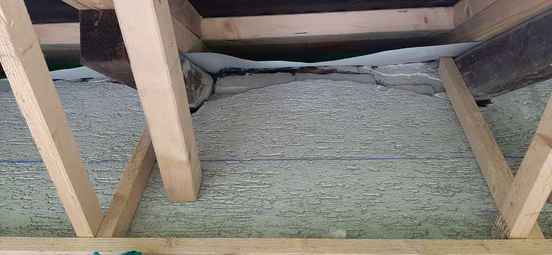 BAU.DE / BAU-Forum: 2. Bild zu Antwort "Korrektur: Folie statt Stein &ndash; Putzrisse durch Verklebung" auf die Frage "Steinbewegung unter Fu&szlig;pfette: Ursachen, Risiken & Sanierung bei Altbau?" im BAU-Forum "Modernisierung / Sanierung / Bausch&auml;den"