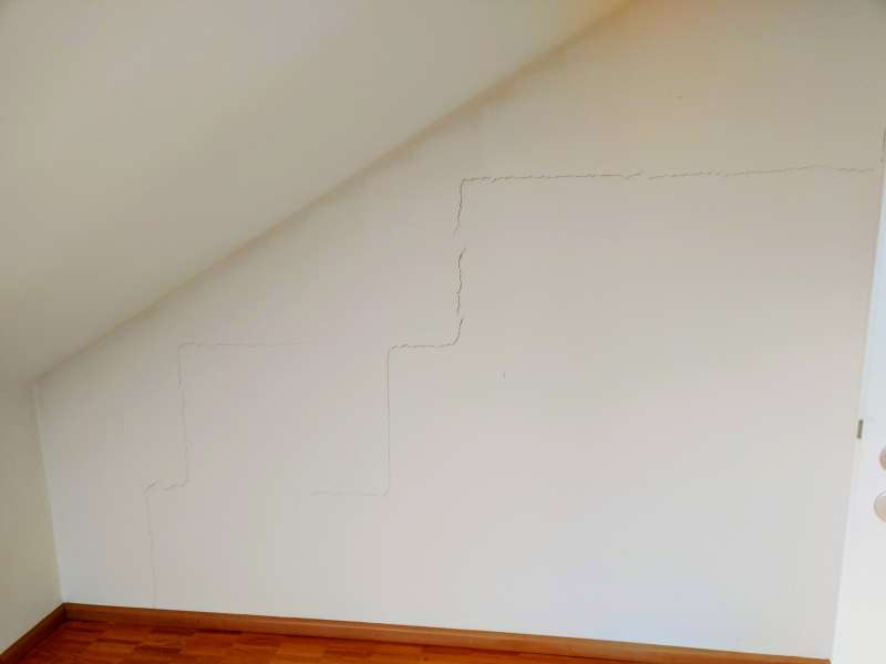 BAU.DE / BAU-Forum: 1. Bild zu Frage "Riss im Mauerwerk am Ringanker: Ursachen, Risiken & Sanierungskosten im Reihenmittelhaus?" im BAU-Forum "Modernisierung / Sanierung / Bausch&auml;den"