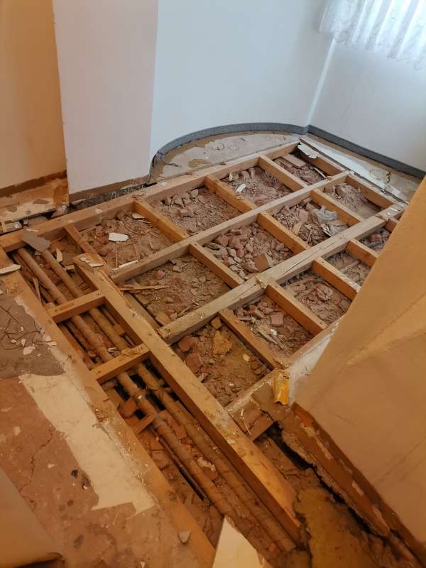 BAU.DE / BAU-Forum: 4. Bild zu Frage "Holzbalkendecke sanieren: Aufbau, D&auml;mmung, Dielen & Trockenestrich &ndash; Probleme mit Schutt?" im BAU-Forum "Modernisierung / Sanierung / Bausch&auml;den"