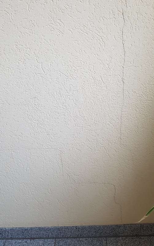 BAU.DE / BAU-Forum: 1. Bild zu Frage "Risse im Treppenhaus: Ursachen, Risiken & Kosten f&uuml;r K&auml;ufer im Mehrfamilienhaus?" im BAU-Forum "Modernisierung / Sanierung / Bausch&auml;den"