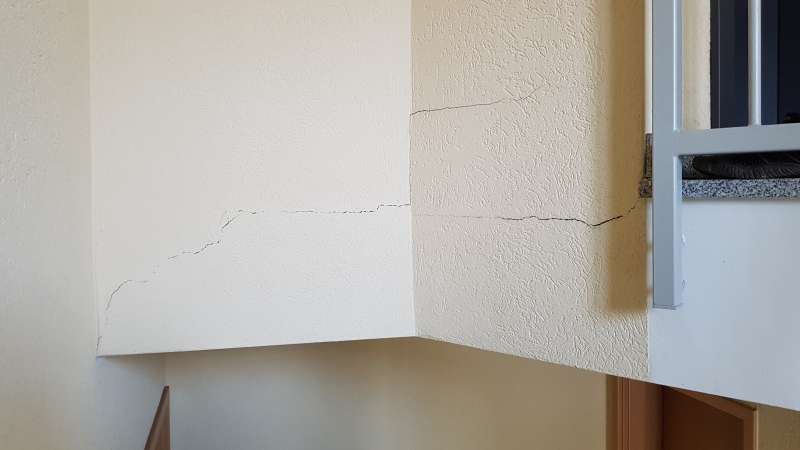 BAU.DE / BAU-Forum: 4. Bild zu Frage "Risse im Treppenhaus: Ursachen, Risiken & Kosten f&uuml;r K&auml;ufer im Mehrfamilienhaus?" im BAU-Forum "Modernisierung / Sanierung / Bausch&auml;den"