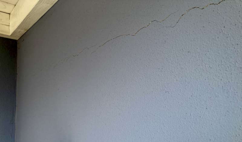 BAU.DE / BAU-Forum: 2. Bild zu Frage "Risse im Au&szlig;enputz am Hanghaus nach 8 Jahren" im BAU-Forum "Modernisierung / Sanierung / Bausch&auml;den"