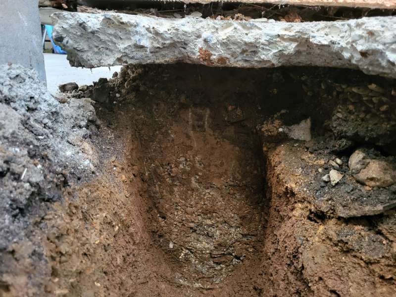 BAU.DE / BAU-Forum: 2. Bild zu Frage "Der Feuchtigkeit auf den Grund gehen - Kellerwand massiv?" im BAU-Forum "Modernisierung / Sanierung / Bausch&auml;den"