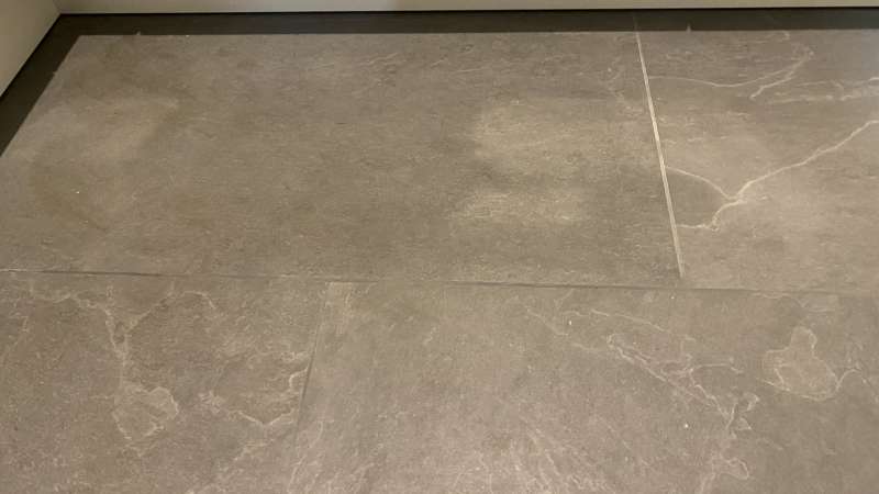 BAU.DE / BAU-Forum: 1. Bild zu Frage "Unterschiedliche Fliesenfugenfarben - ist das ein Mangel?" im BAU-Forum "Modernisierung / Sanierung / Bausch&auml;den"