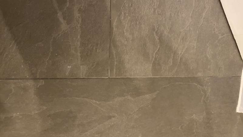 BAU.DE / BAU-Forum: 2. Bild zu Frage "Unterschiedliche Fliesenfugenfarben - ist das ein Mangel?" im BAU-Forum "Modernisierung / Sanierung / Bausch&auml;den"