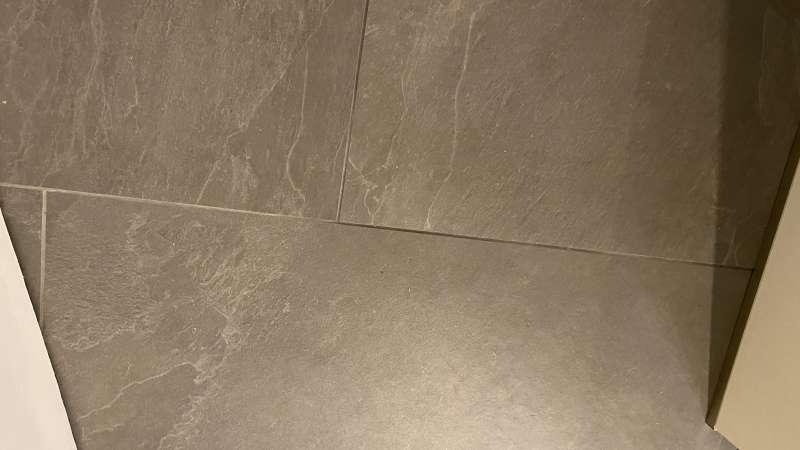 BAU.DE / BAU-Forum: 3. Bild zu Frage "Unterschiedliche Fliesenfugenfarben - ist das ein Mangel?" im BAU-Forum "Modernisierung / Sanierung / Bausch&auml;den"