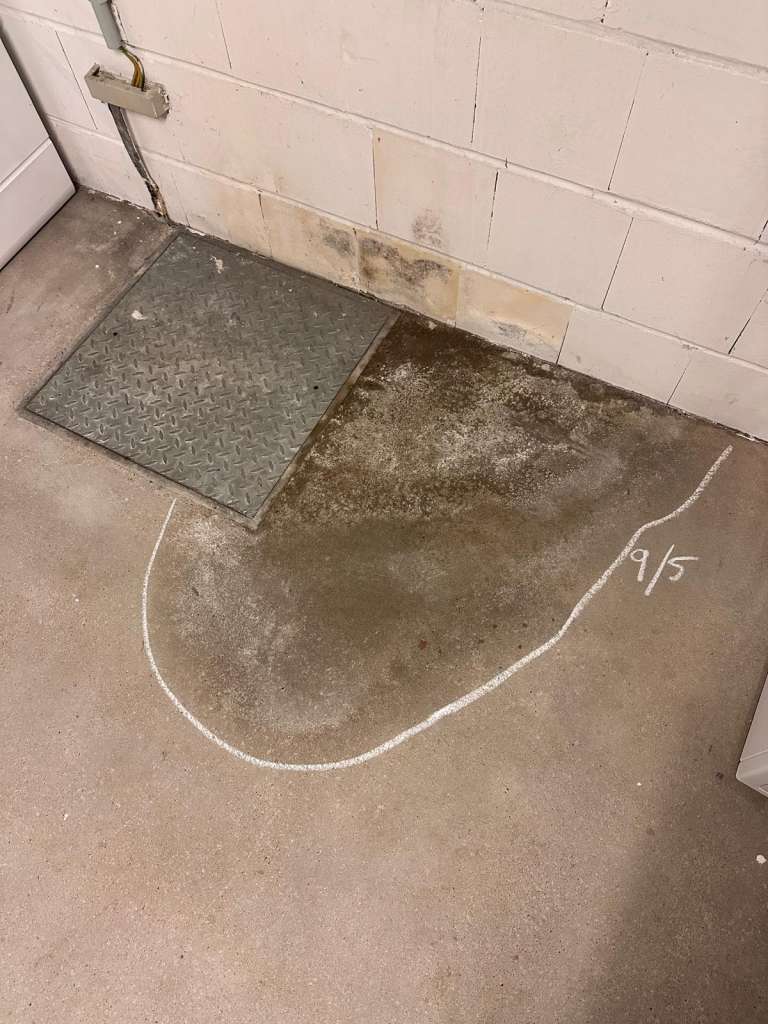 BAU.DE / BAU-Forum: 1. Bild zu Frage "Wasserschaden!! Feuchtigkeit und Schimmel im Keller woher???" im BAU-Forum "Modernisierung / Sanierung / Bausch&auml;den"