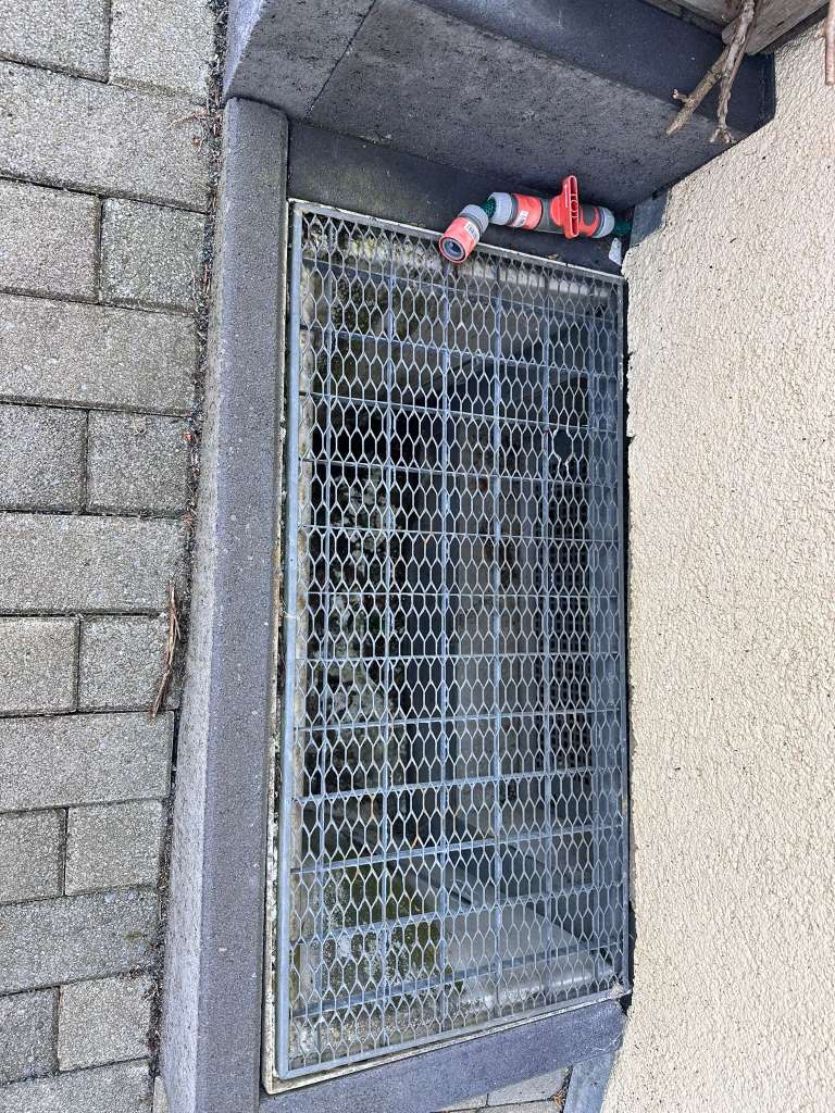 BAU.DE / BAU-Forum: 3. Bild zu Frage "Wasserschaden!! Feuchtigkeit und Schimmel im Keller woher???" im BAU-Forum "Modernisierung / Sanierung / Bausch&auml;den"