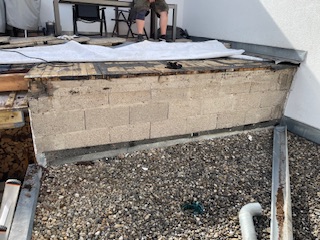 BAU.DE / BAU-Forum: 1. Bild zu Antwort "Kein &bdquo;selbstkompostierendes Flachdach&ldquo;" auf die Frage "Balkon sanieren: Holzbalken-Tausch, Unterkonstruktion pr&uuml;fen & Abdichtung verbessern" im BAU-Forum "Modernisierung / Sanierung / Bausch&auml;den"