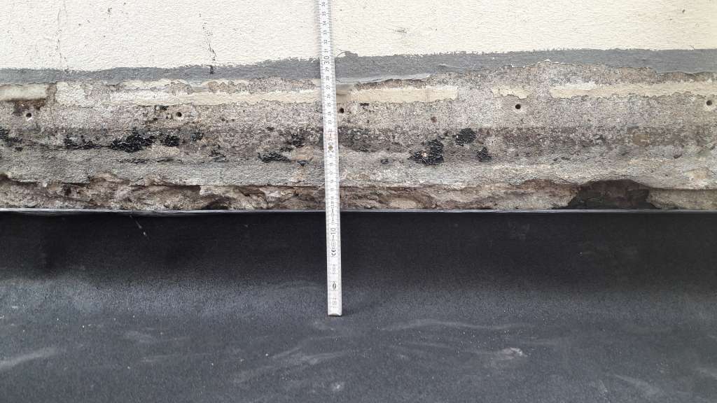 BAU.DE / BAU-Forum: 2. Bild zu Antwort "Loggia Sanierung: Variante B &ndash; Komplettsanierung mit Drainrinne" auf die Frage "Loggia Sanierung: Aufbau, Abdichtungsprobleme & korrekte Ausf&uuml;hrung &ndash; Reihenfolge der Gewerke?" im BAU-Forum "Modernisierung / Sanierung / Bausch&auml;den"