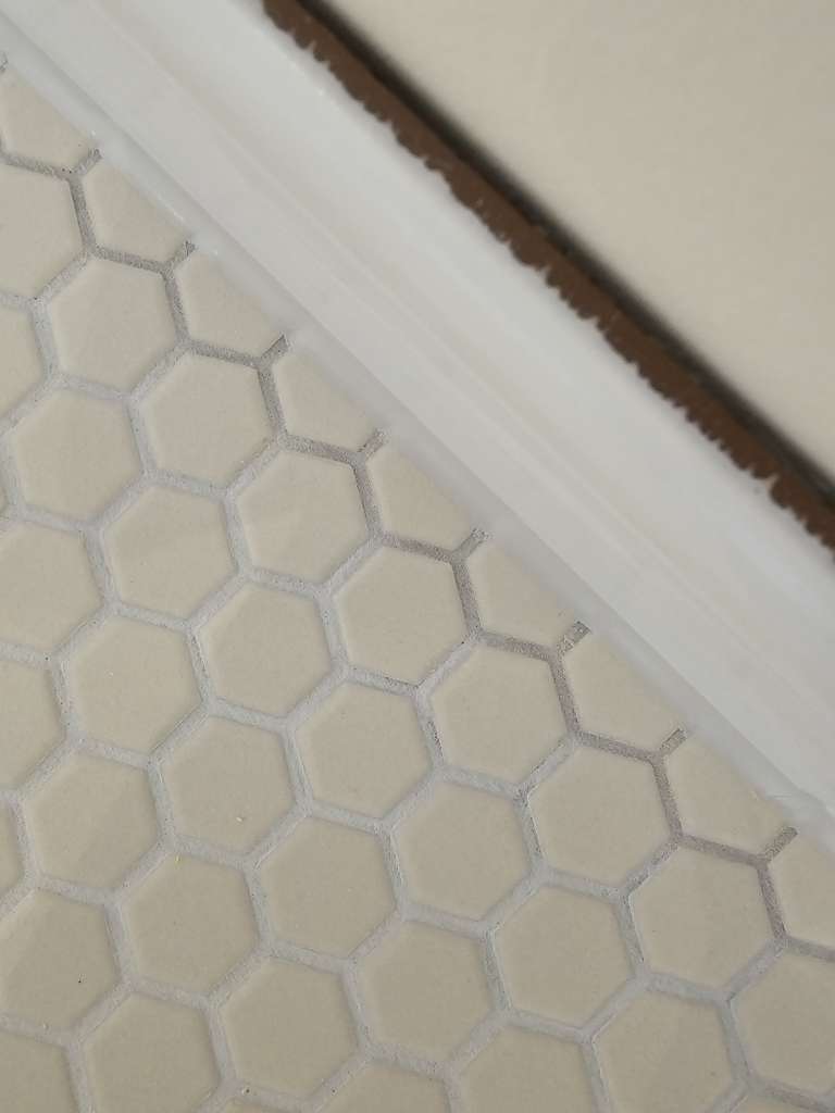 BAU.DE / BAU-Forum: 1. Bild zu Frage "wei&szlig;licher Schleier auf Fliesen nach dem Verfugen" im BAU-Forum "Modernisierung / Sanierung / Bausch&auml;den"