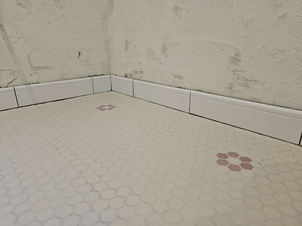 BAU.DE / BAU-Forum: 5. Bild zu Frage "wei&szlig;licher Schleier auf Fliesen nach dem Verfugen" im BAU-Forum "Modernisierung / Sanierung / Bausch&auml;den"