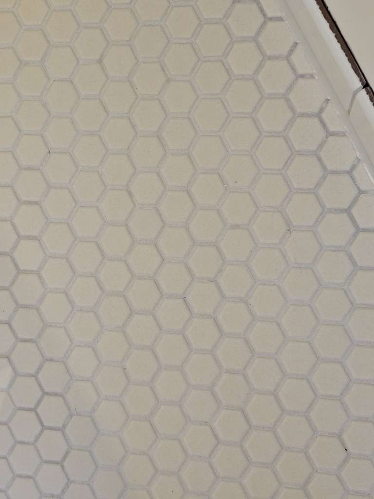 BAU.DE / BAU-Forum: 1. Bild zu Antwort "Schleifvlies, Schleifmaschine, Gutachter f&uuml;r Fliesen" auf die Frage "Wei&szlig;er Schleier auf Fliesen nach Verfugen: Ursachen, Entfernung & Vorbeugung?" im BAU-Forum "Modernisierung / Sanierung / Bausch&auml;den"