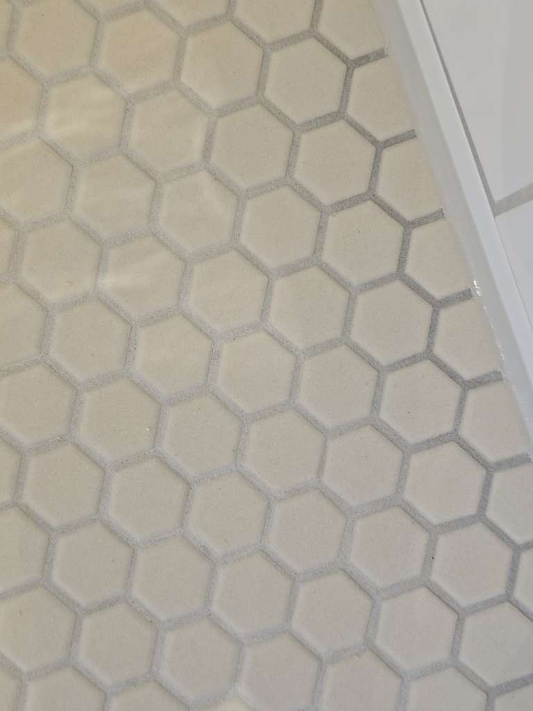 BAU.DE / BAU-Forum: 3. Bild zu Antwort "Schleifvlies, Schleifmaschine, Gutachter f&uuml;r Fliesen" auf die Frage "Wei&szlig;er Schleier auf Fliesen nach Verfugen: Ursachen, Entfernung & Vorbeugung?" im BAU-Forum "Modernisierung / Sanierung / Bausch&auml;den"