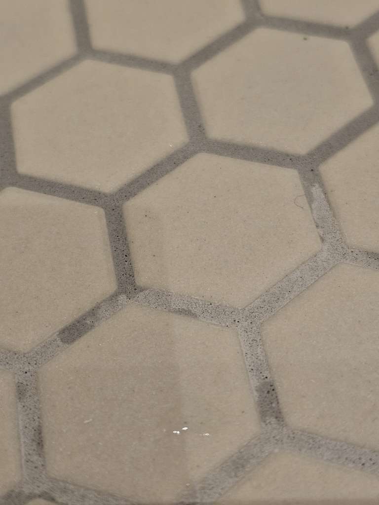 BAU.DE / BAU-Forum: 2. Bild zu Antwort "nasse Mosaikfliesen - Fugen auskratzen - Farbvertiefer" auf die Frage "Wei&szlig;er Schleier auf Fliesen nach Verfugen: Ursachen, Entfernung & Vorbeugung?" im BAU-Forum "Modernisierung / Sanierung / Bausch&auml;den"