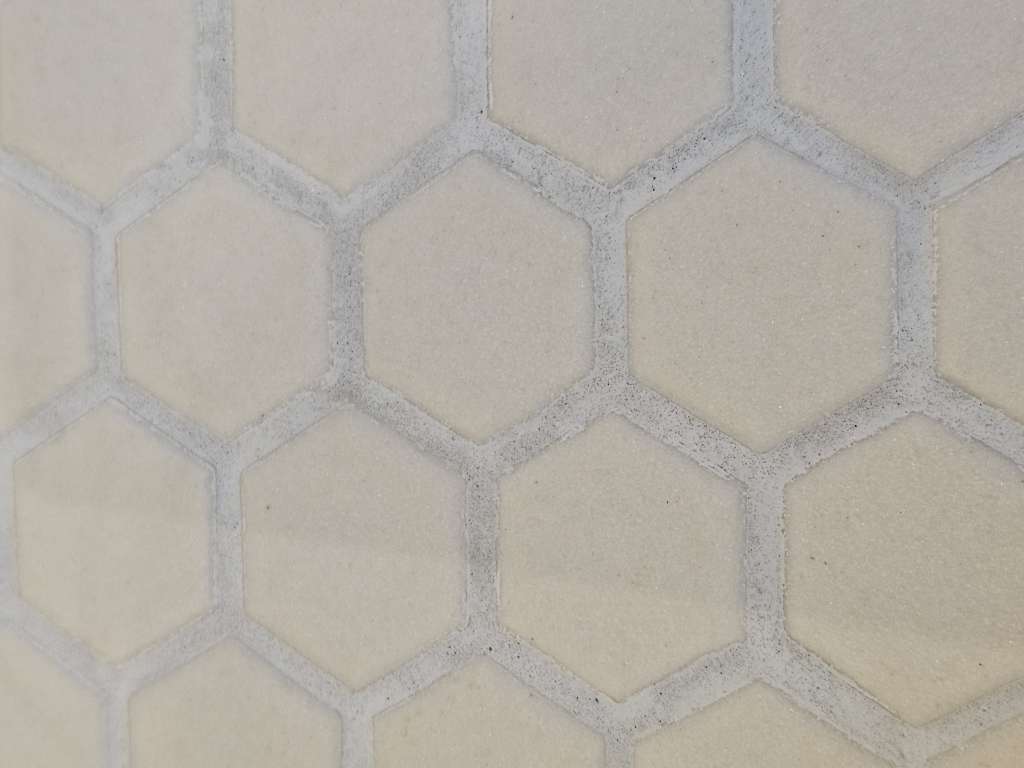 BAU.DE / BAU-Forum: 1. Bild zu Antwort "Gutachter Einsch&auml;tzung Mosaikfliesen" auf die Frage "Wei&szlig;er Schleier auf Fliesen nach Verfugen: Ursachen, Entfernung & Vorbeugung?" im BAU-Forum "Modernisierung / Sanierung / Bausch&auml;den"