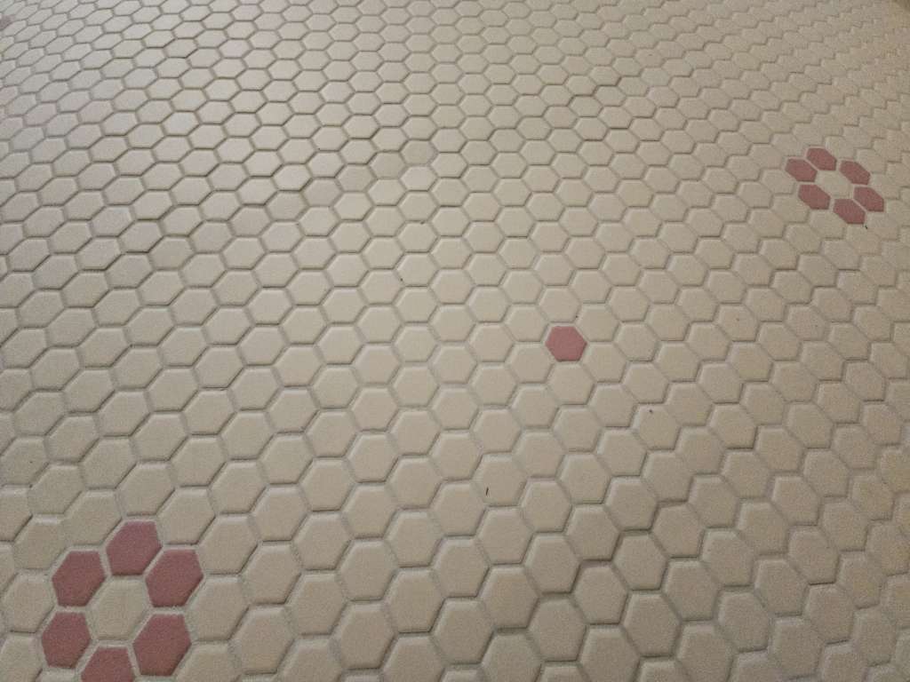 BAU.DE / BAU-Forum: 4. Bild zu Antwort "Gutachter Einsch&auml;tzung Mosaikfliesen" auf die Frage "Wei&szlig;er Schleier auf Fliesen nach Verfugen: Ursachen, Entfernung & Vorbeugung?" im BAU-Forum "Modernisierung / Sanierung / Bausch&auml;den"