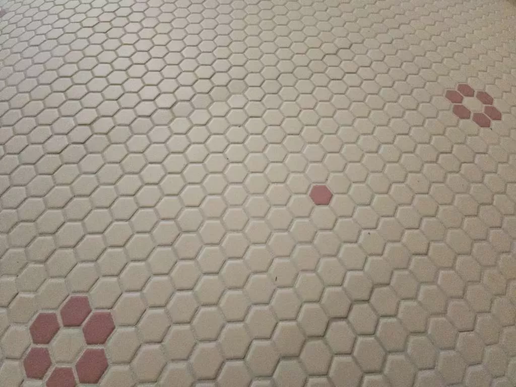 BAU.DE / BAU-Forum: 2. Bild zu Antwort "Hexagon-Mosaikfliesen: Weitere Eindr&uuml;cke des Schadensbilds" auf die Frage "Wei&szlig;er Schleier auf Fliesen nach Verfugen: Ursachen, Entfernung & Vorbeugung?" im BAU-Forum "Modernisierung / Sanierung / Bausch&auml;den"