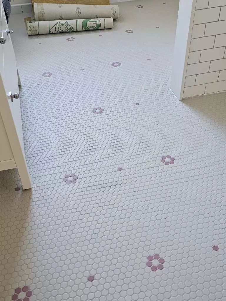 BAU.DE / BAU-Forum: 3. Bild zu Antwort "Hexagon-Mosaikfliesen: Weitere Eindr&uuml;cke des Schadensbilds" auf die Frage "Wei&szlig;er Schleier auf Fliesen nach Verfugen: Ursachen, Entfernung & Vorbeugung?" im BAU-Forum "Modernisierung / Sanierung / Bausch&auml;den"